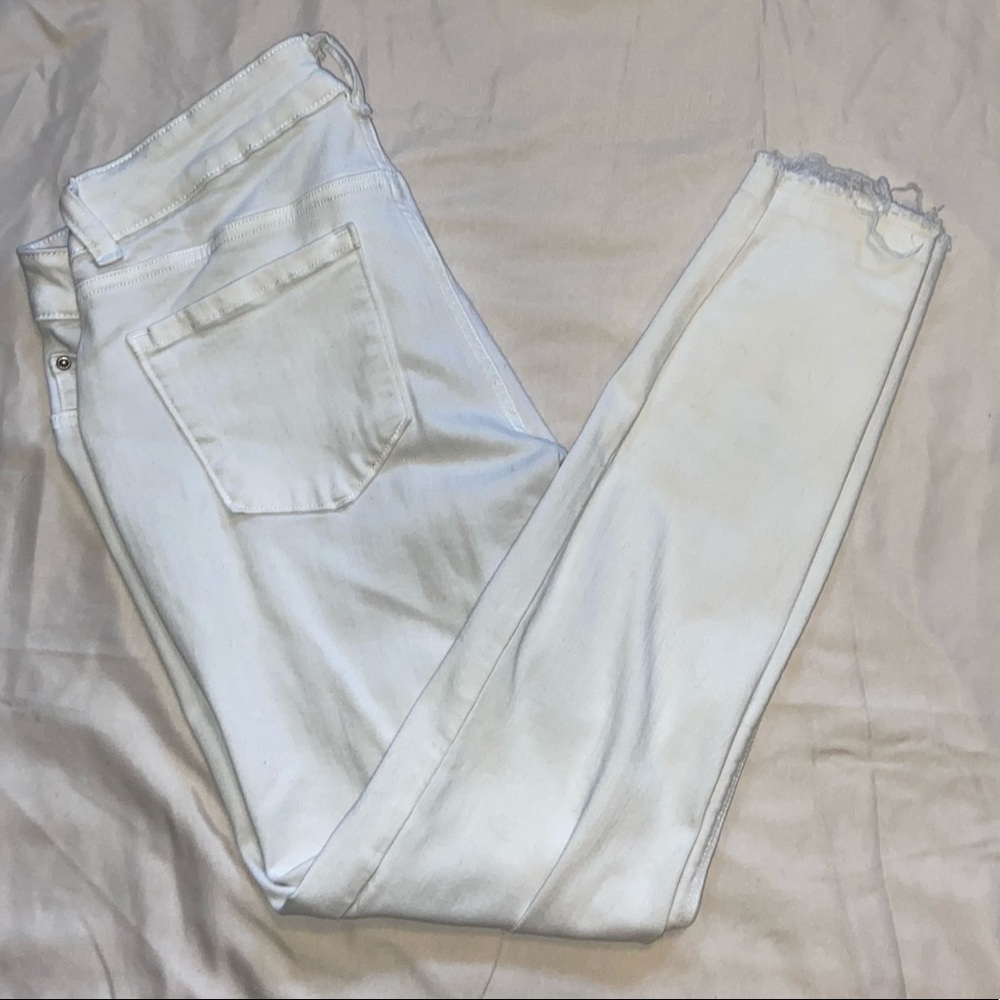 Denver Hayes Woman’s cropped Mid rise jeans.